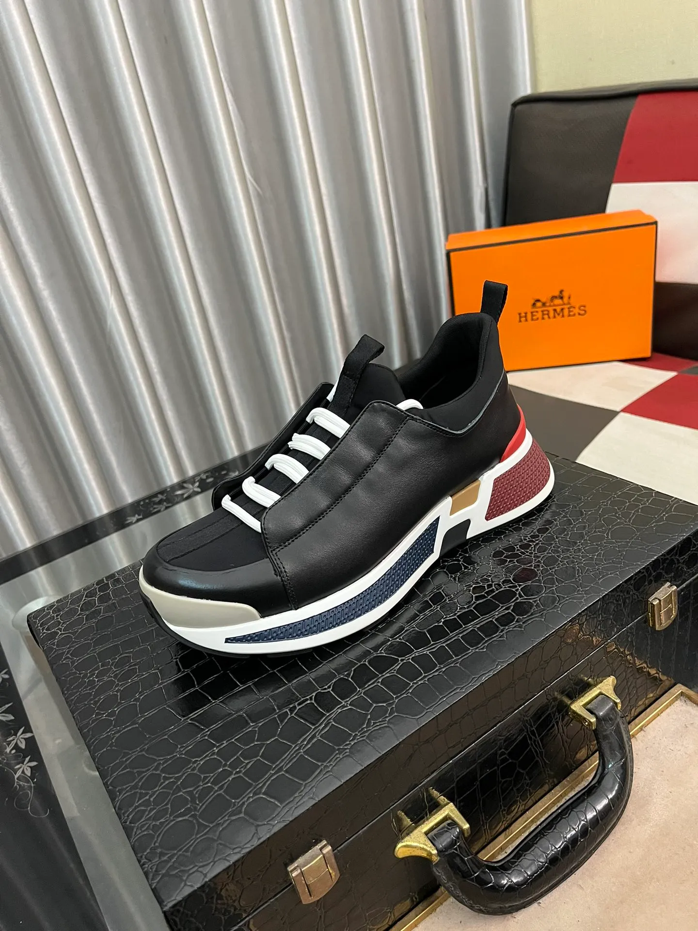 Men's shoes 💰: 560⌚️⌚️[Hermes] New sports shoes Hermès are the most comfortable shoes, no one else⃣️, they are very light on the feet and very good-looking, you will not feel tired when you go shopping and running around 👍 Very light and comfortable, extremely light, perfect for both sports and leisure! It’s up to you to choose, there’s always what you want~ Comes with a full set of packaging gift bags and invoices ✔️Fabric: imported first-layer cowhide ✔️Inner lining: breathable mesh ✔️Outsole: genuine leather bottom ✔️Size: Men 38-44 (45 custom-made) 5️⃣colors available